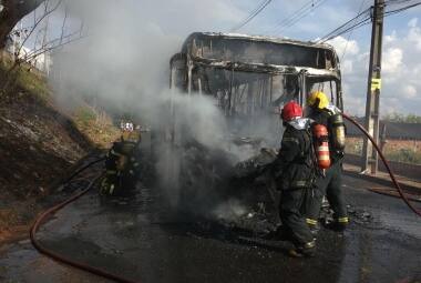 Mais um ônibus queimado