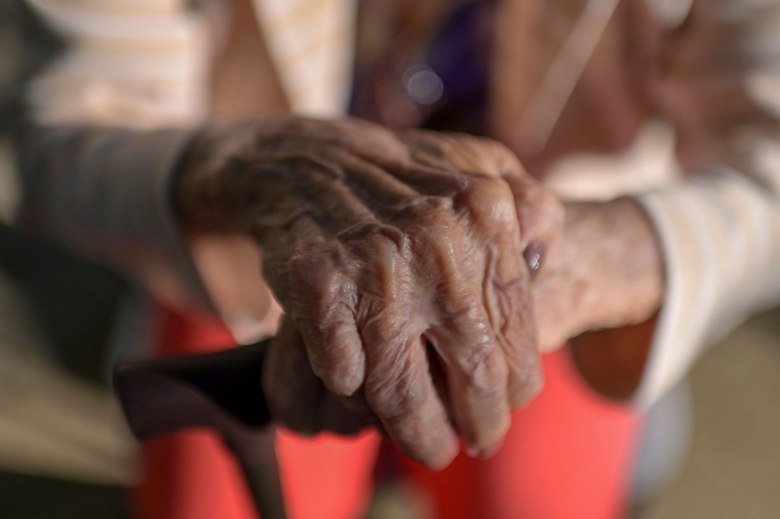 Número de idosos que recebem alta hospitalar, mas ainda exigem cuidados de saúde, extrapola a capacidade da rede de assistência social