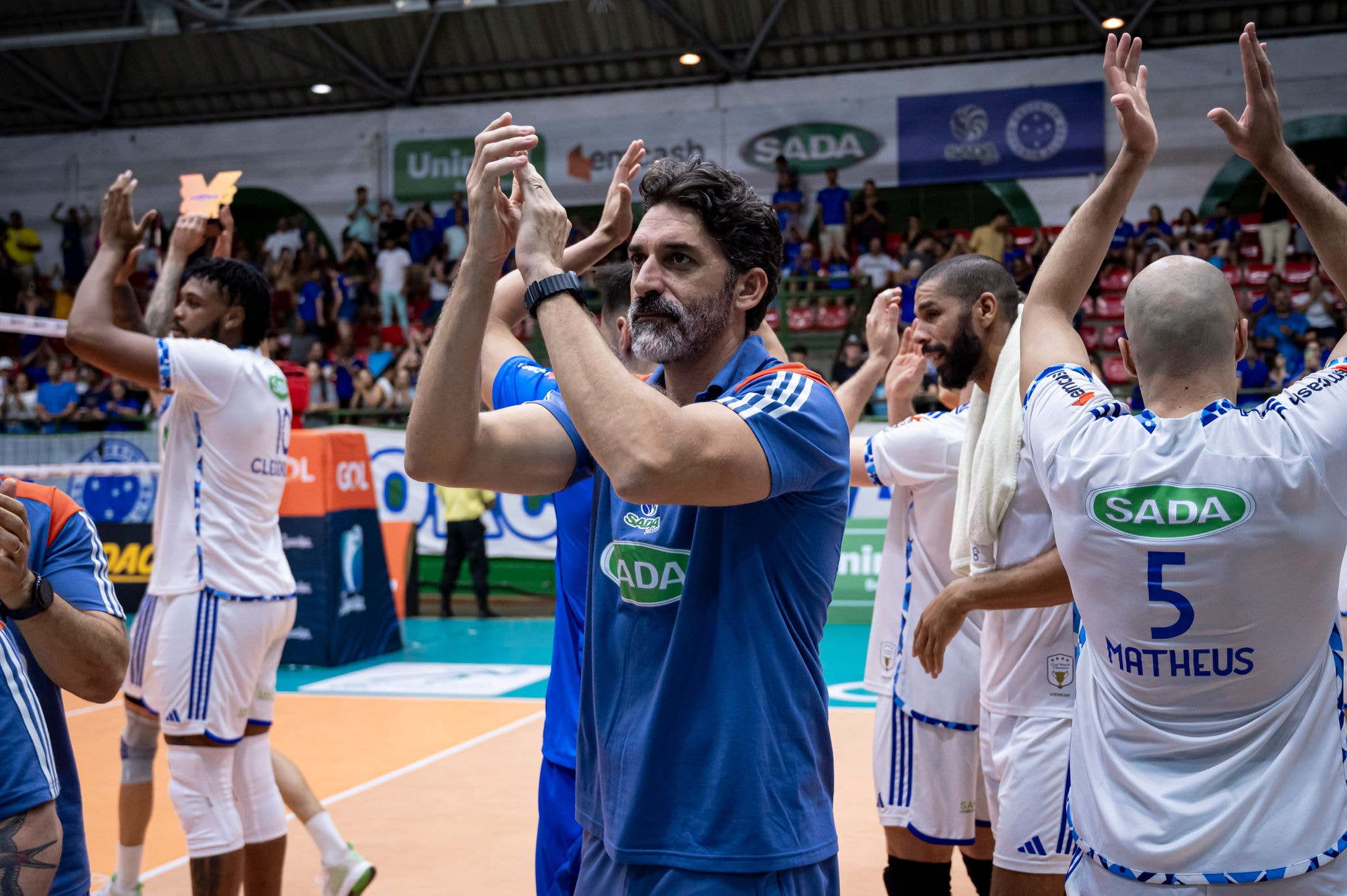 Filipe Ferraz e jogadores do Sada Cruzeiro cumprimentam a torcida durante partida da equipe na última temporada