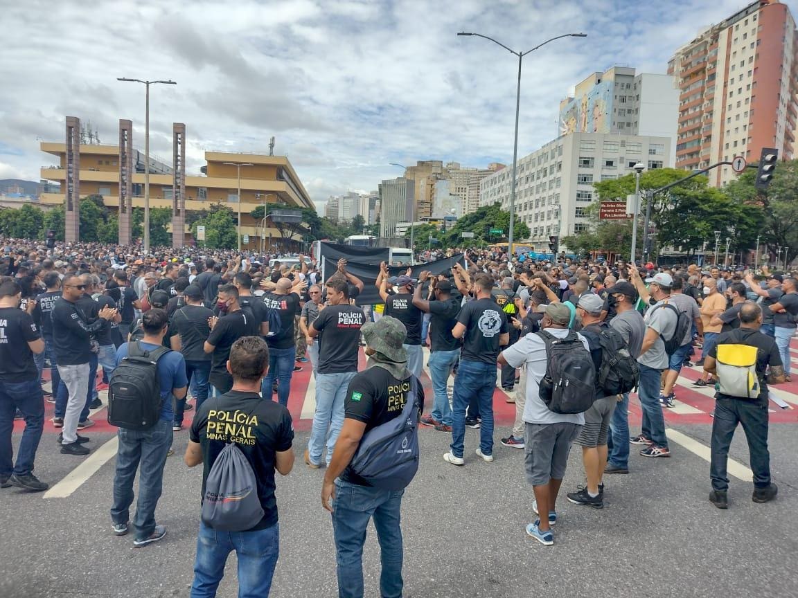 Protesto de policiais interdita avenida dos Andradas, na praça da Estação
