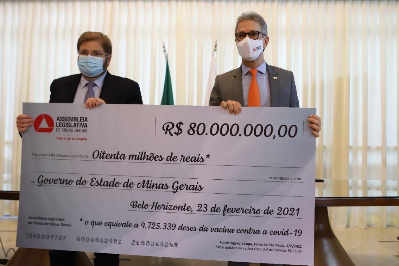 Agostinho Patrus e Romeu Zema com cheque simbólico