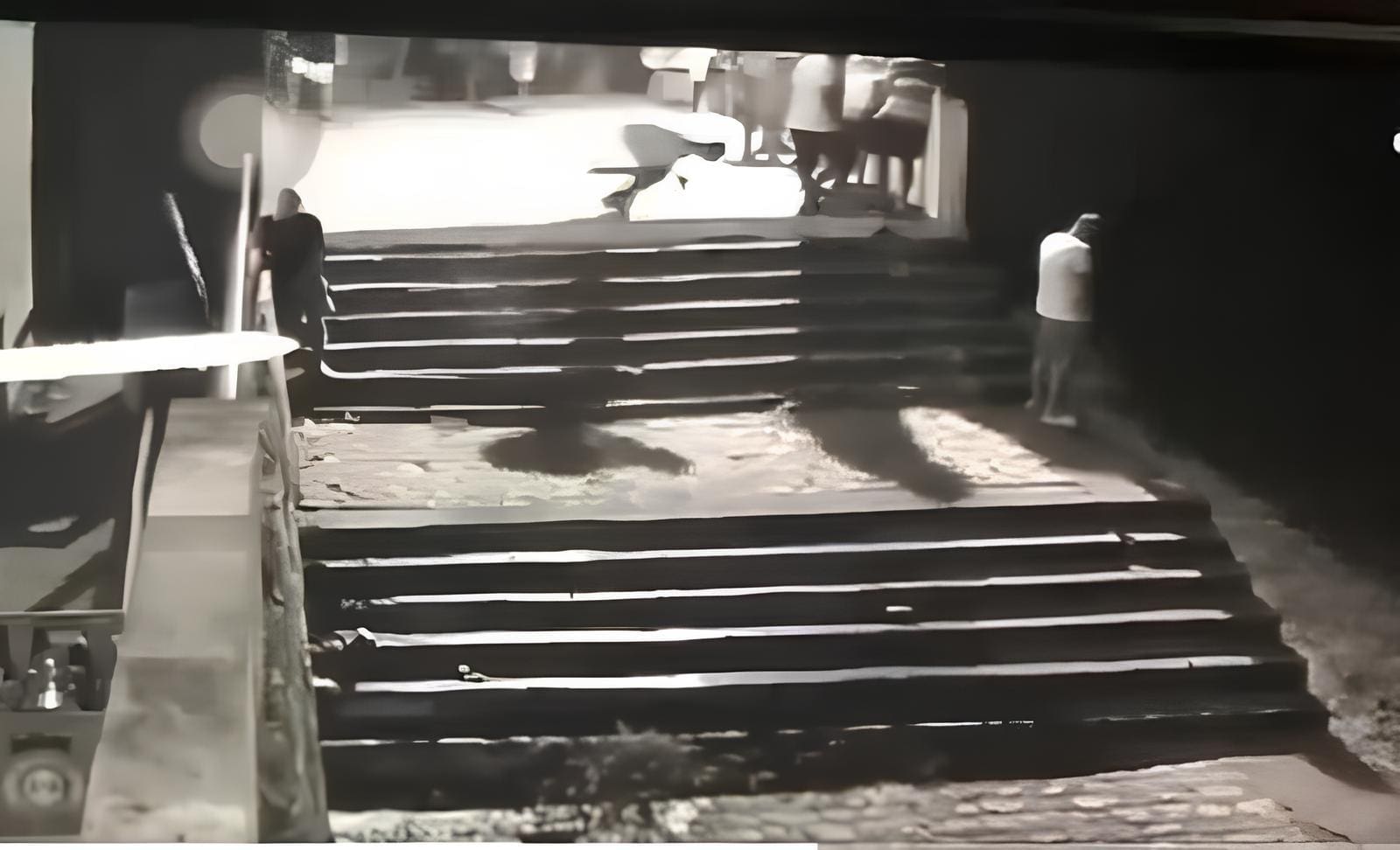 Reprodução de rede social de homem tropeçando antes de atingir outro que estava urinando no rio São Francisco, em Sergipe. Ambos caíram na água