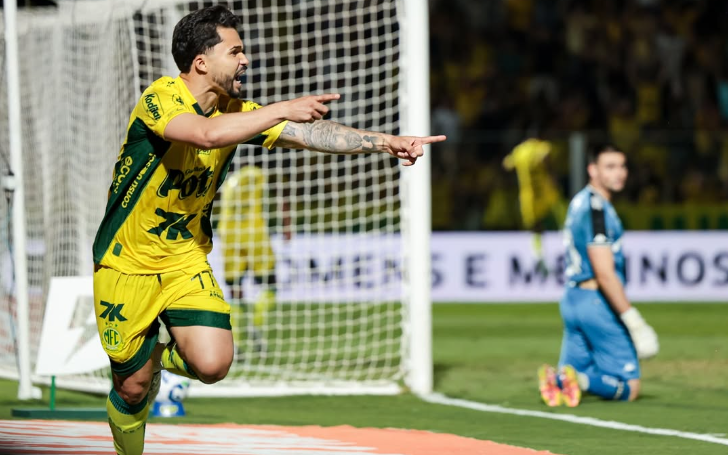 Alesson comemorando o gol da vitória do Mirassol sobre o Vasco (Foto: JP Pinheiro / Agência Mirassol)