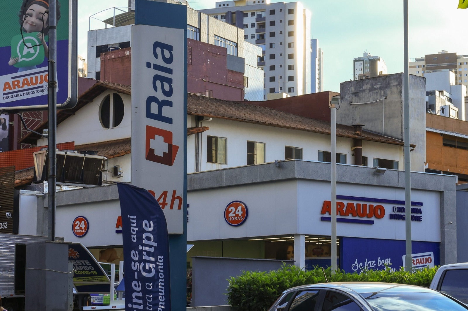 Grandes redes, como Raia e Araujo, chegam a ter lojas vizinhas em BH