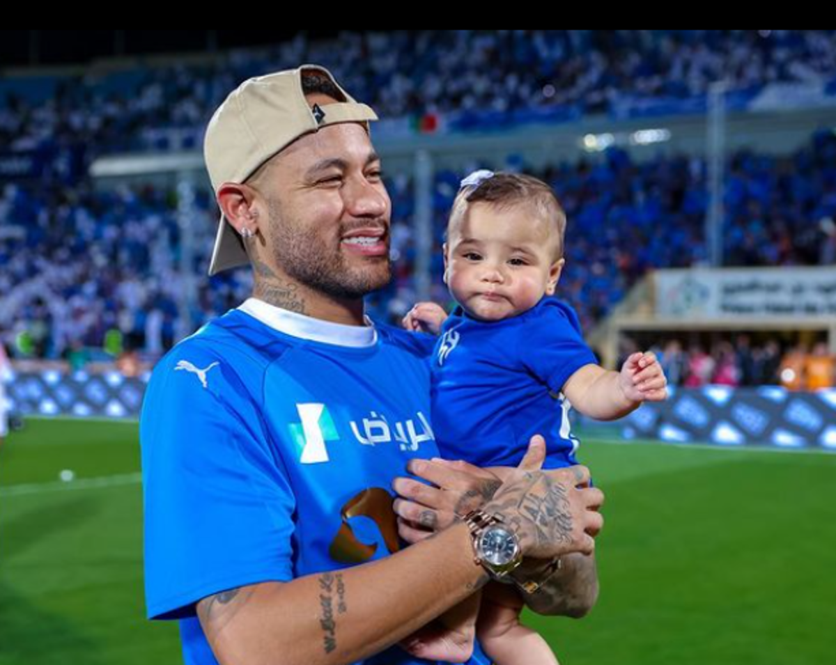 O brasileiro Neymar participa da festa do título do Al-Hilal com a filha Mavie