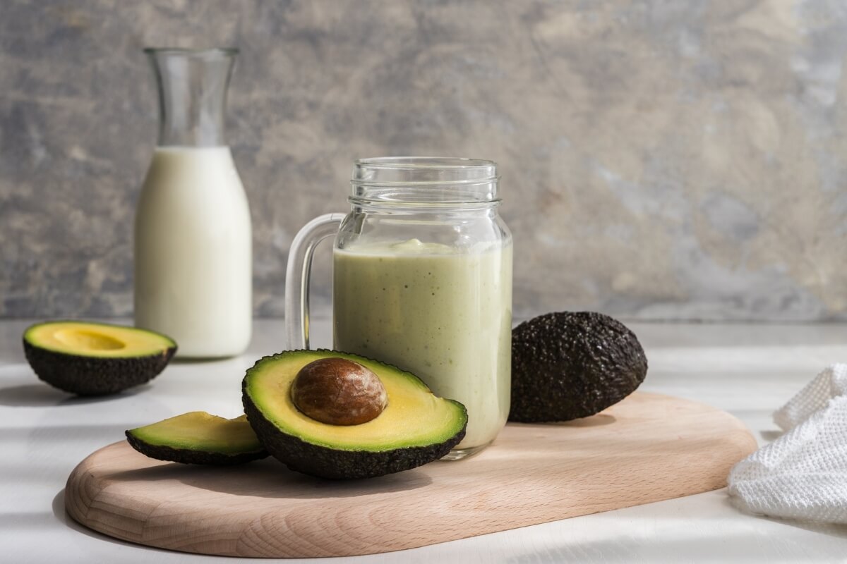 Vitamina de abacate com leite em pó e pistache