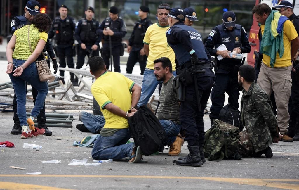 Bolsonaristas radicais presos em flagrante na Praça dos Três Poderes em 8 de janeiro