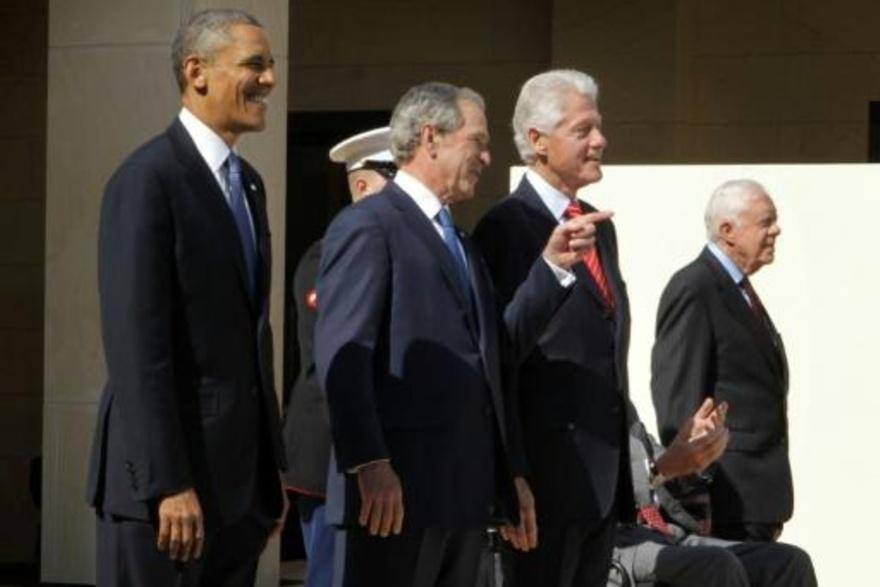 Na foto estão os ex-presidentes dos EUA, Barack Obama (esq), George W Bush e Bill Clinton