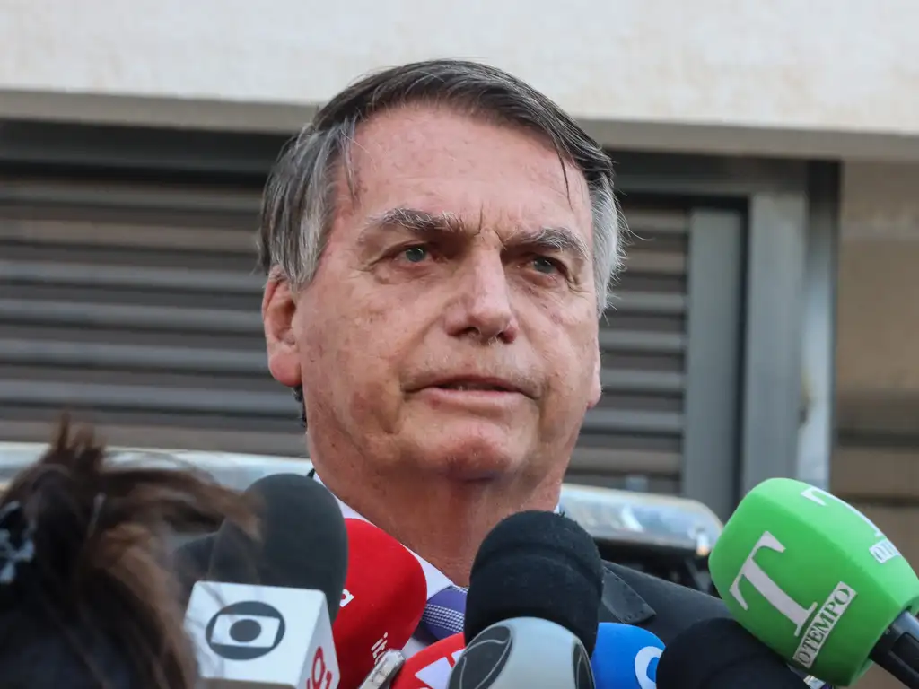 O ex-presidente Jair Bolsonaro, fala com jornalistas, na sede da Polícia Federal em Brasília