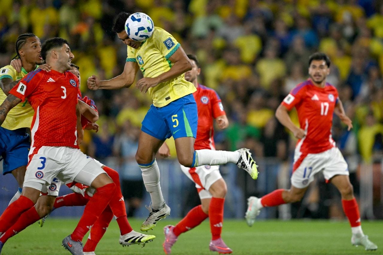 Casemiro em ação pela seleção brasileira contra o Chile, pelas Eliminatórias da Copa do Mundo 2026