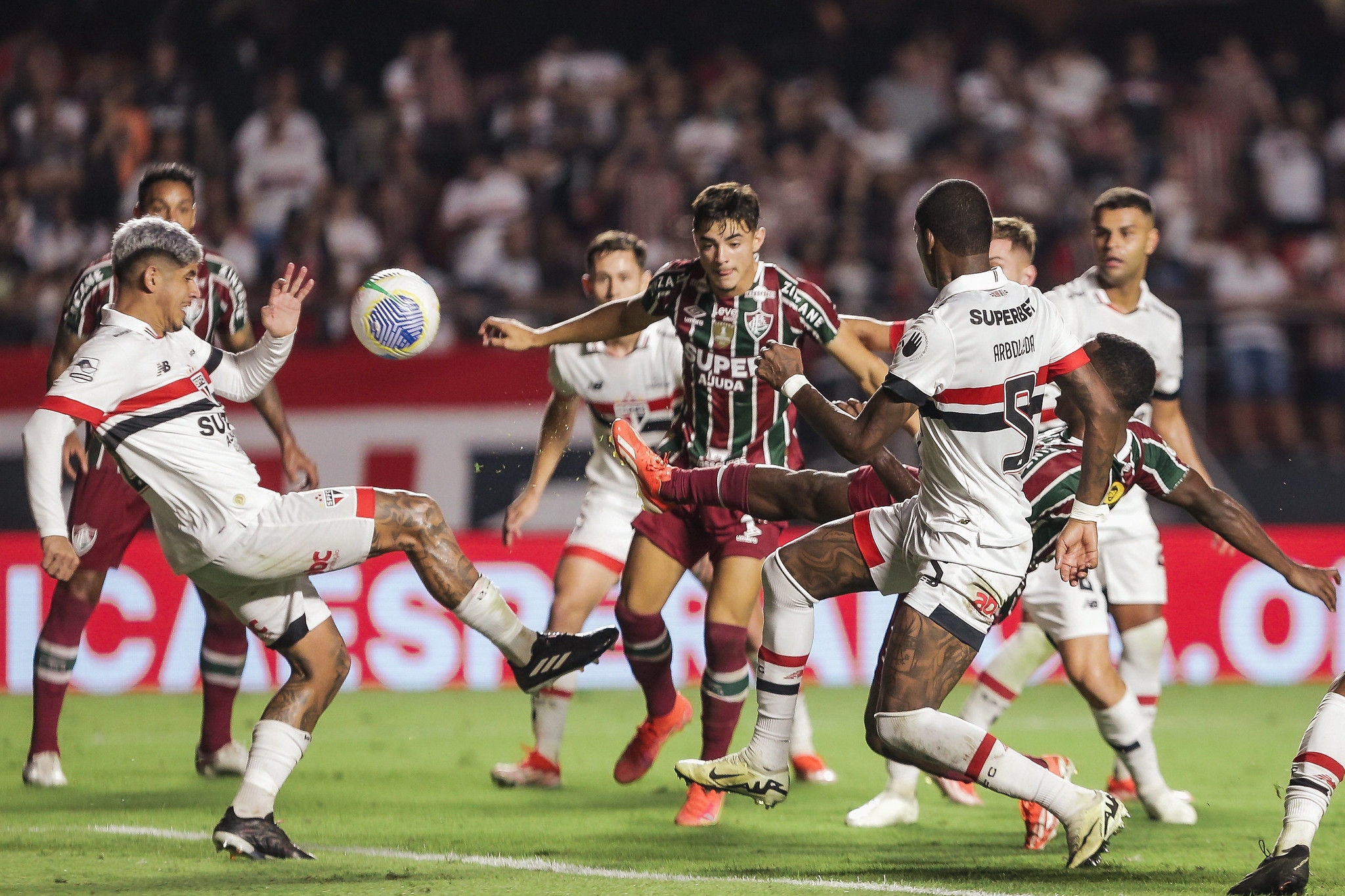 São Paulo venceu o Fluminense na segunda-feira (13)