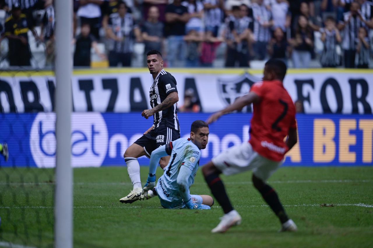 Paulinho foi o autor do único gol do Atlético na partida