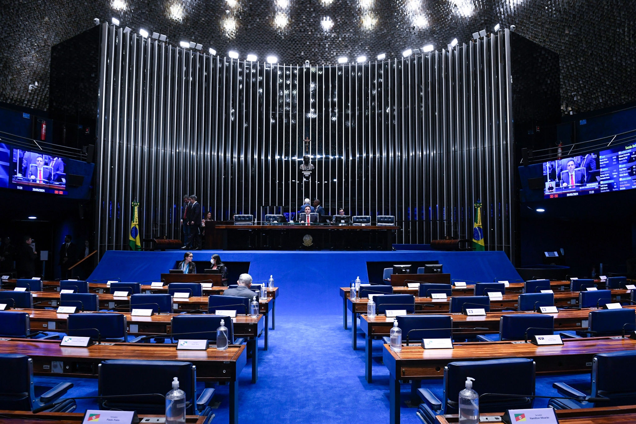 Plenário do Senado esvaziado na sessão desta quarta-feira, véspera de feriado