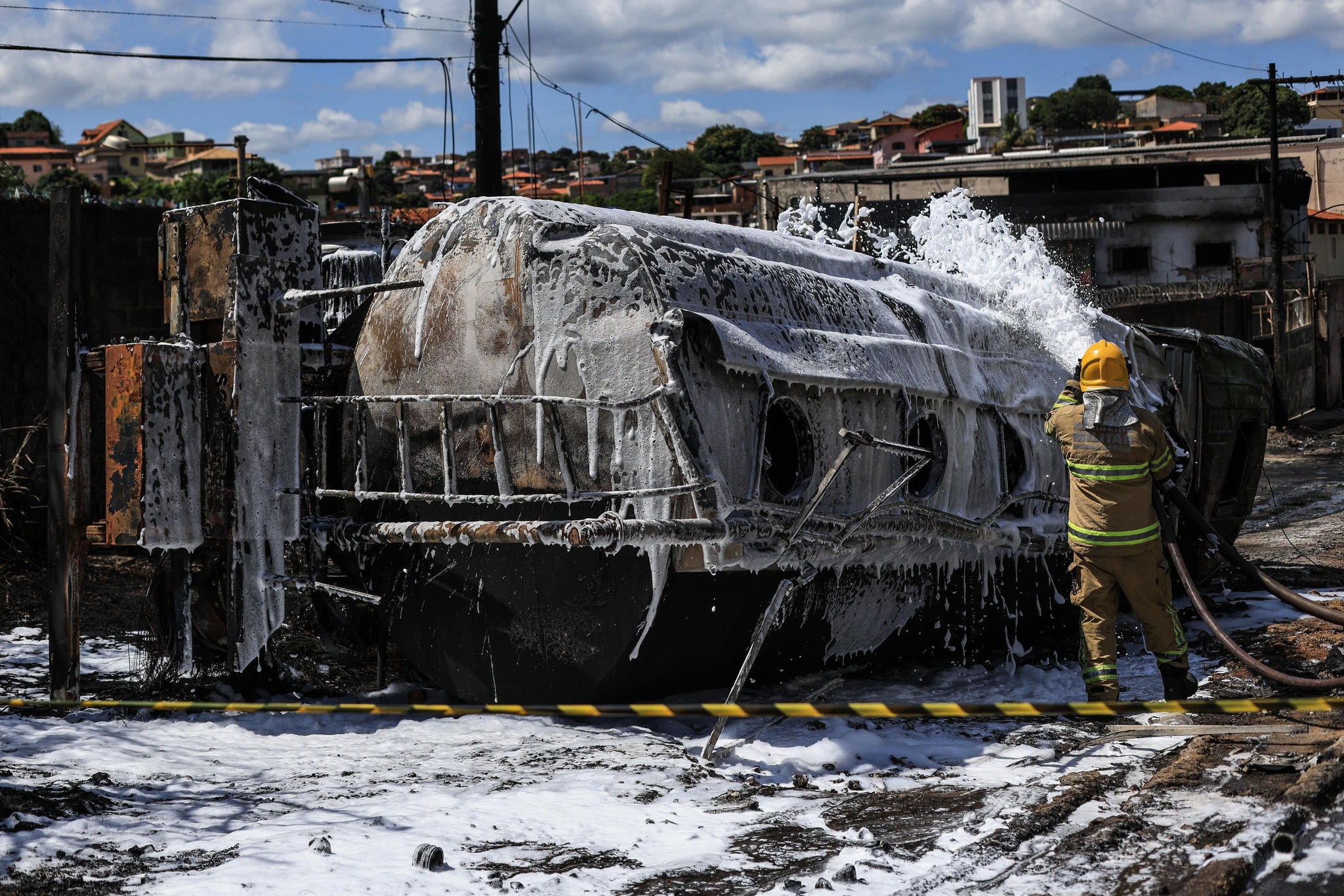 Incêndio em caminhão-tanque no Goiânia