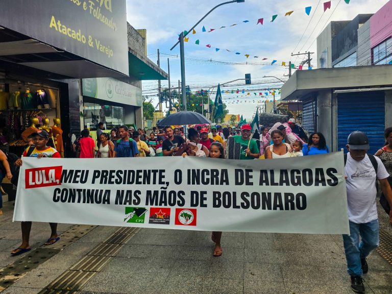 Pelas redes sociais, o MST e manifestantes escreveram "Fora Júnior Rodrigues"