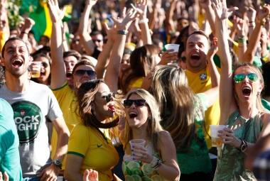 Brasileiros ficaram eufóricos com a vitória emocionante sobre o Chile, pelas oitavas de final da Copa do Mundo