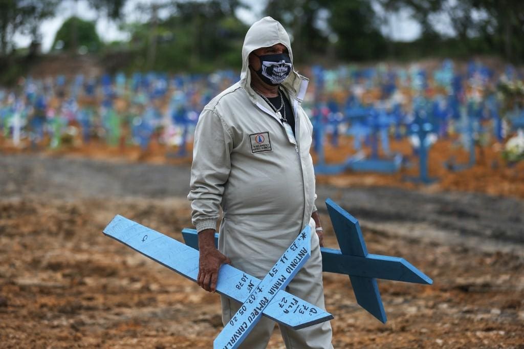 Brasil ultrapassa a marca de 300 mil mortes por Covid-19