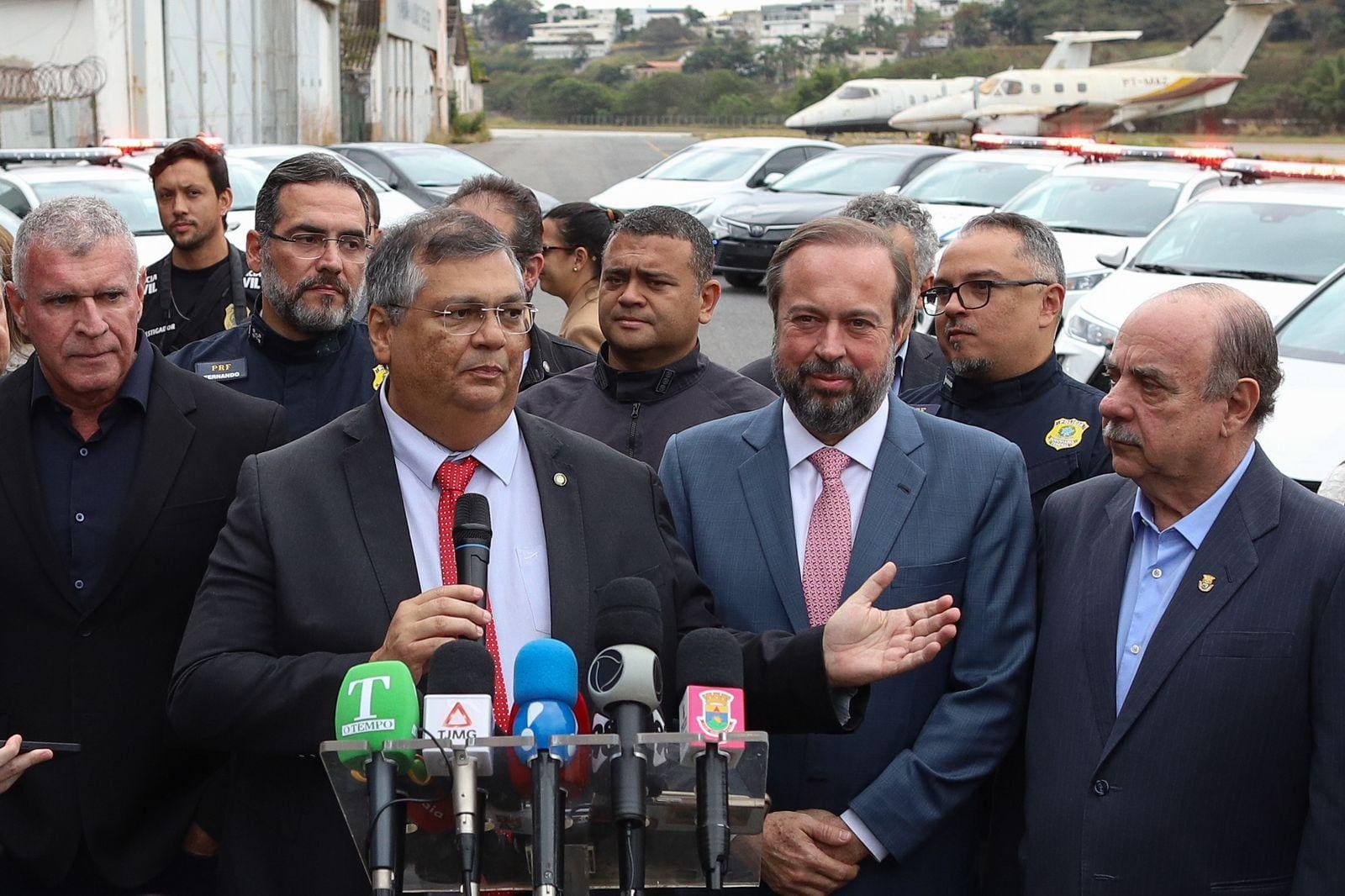 Os ministros Flávio Dino e Alexandre Silveira, e o prefeito de BH, Fuad Noman