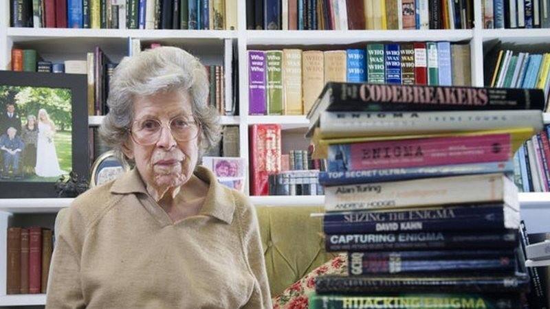 Ann Mitchell fez parte da equipe que decifrou mensagens nazistas
