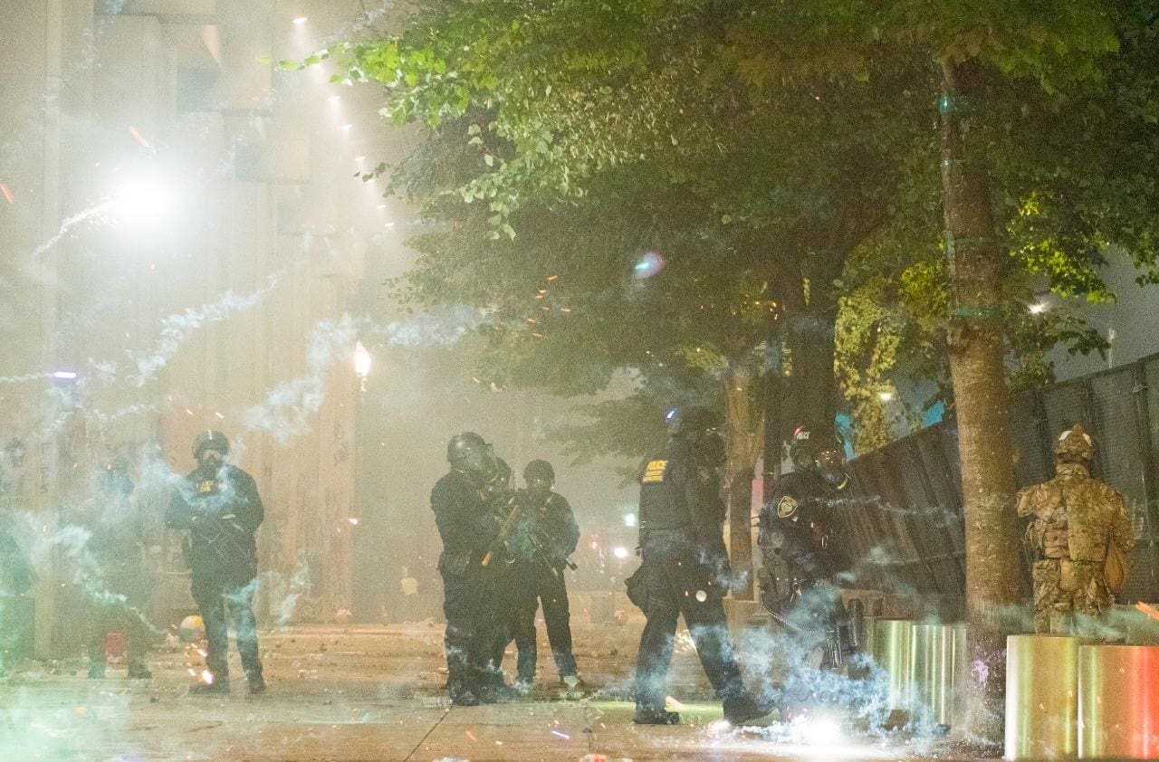 Policiais e manifestantes entraram em rota de colisão novamente em Portland, nos EUA