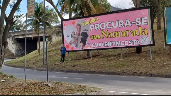 Homem espalha outdoors no RJ a procura de uma namorada