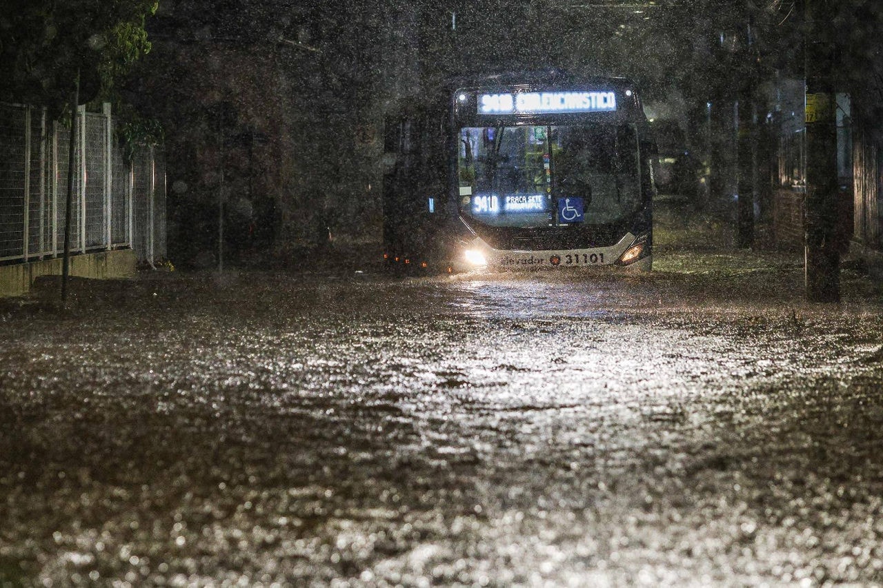 BH teve ruas alagadas durante o temporal desta terça-feira