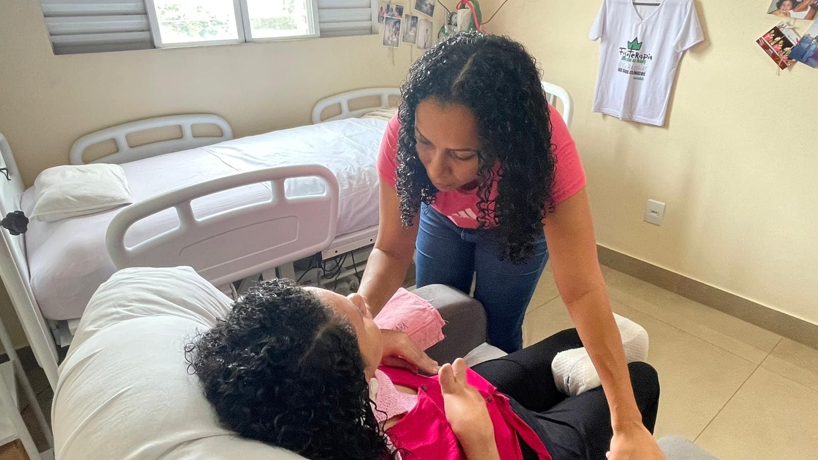 Kercia cuida da irmã Ana Clara que ficou em estado vegetativo após violência doméstica