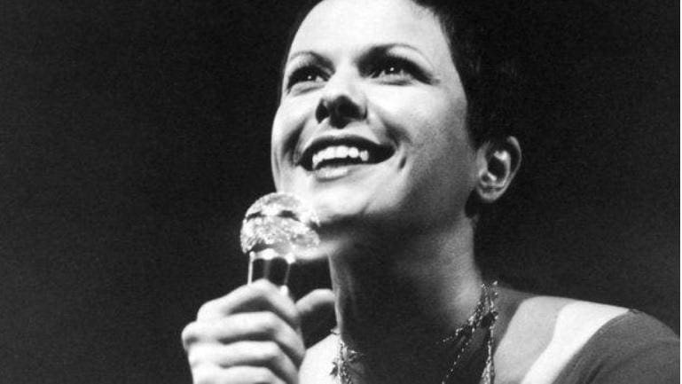 Considerada a maior cantora do Brasil, Elis Regina morreu precocemente em 1982 vítima de uma overdose de cocaína e álcool