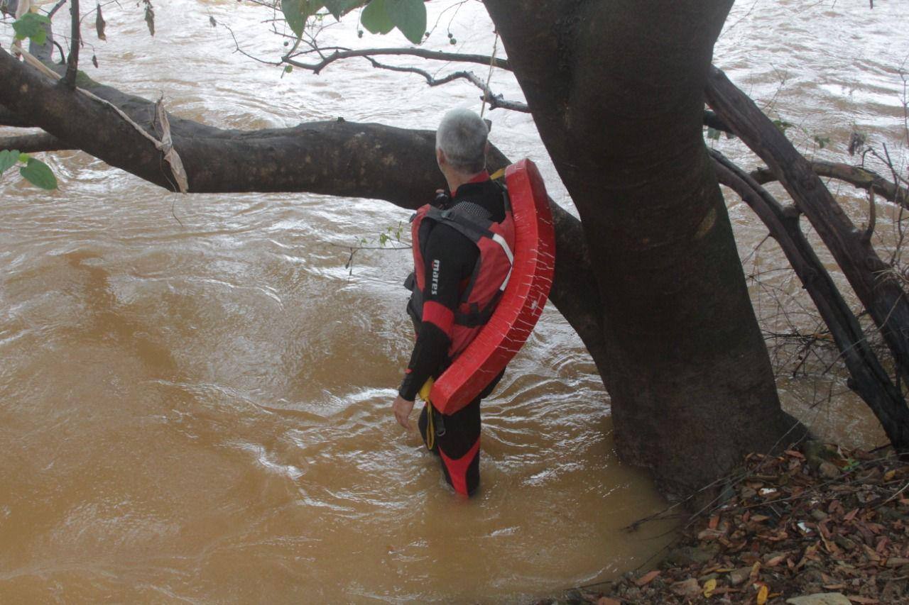 Militares dos bombeiros continuam buscas pelos corpos de pai e filha mortos em Ponte Nova, Minas Gerais