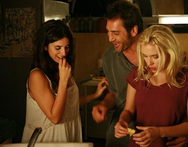 "Vicky Cristina Barcelona" é um filme de 2008 rodado na Espanha e dirigido pelo norte-americano Woody Allen. O enredo gira em torno de duas mulheres, Vicky e Cristina, que vão dos EUA para Barcelona, onde passam o verão em que conhece o artista Juan Antonio, vivendo uma relação a três