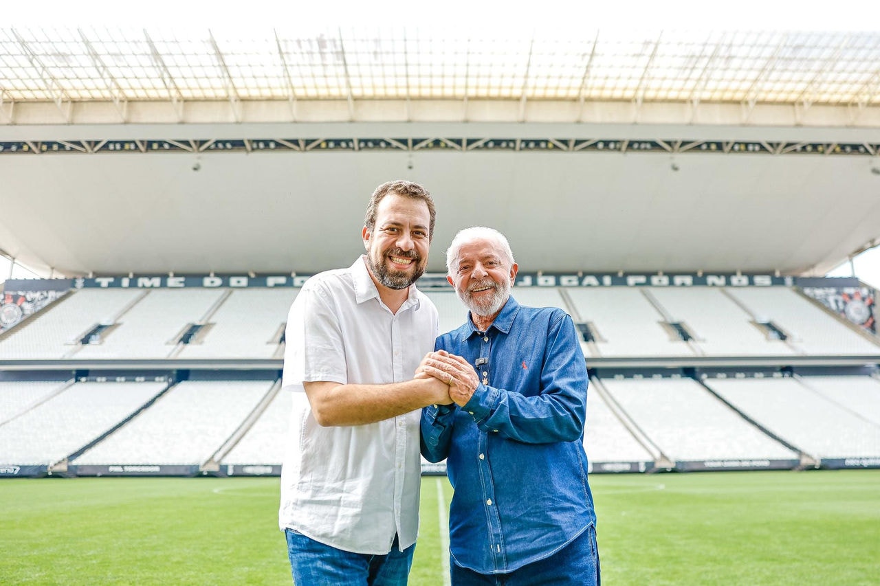 O deputado federal Guilherme Boulos (PSOL) e o presidente Luiz Inácio Lula da Silva (PT) durante visita ao campo do estádio do Corinthians