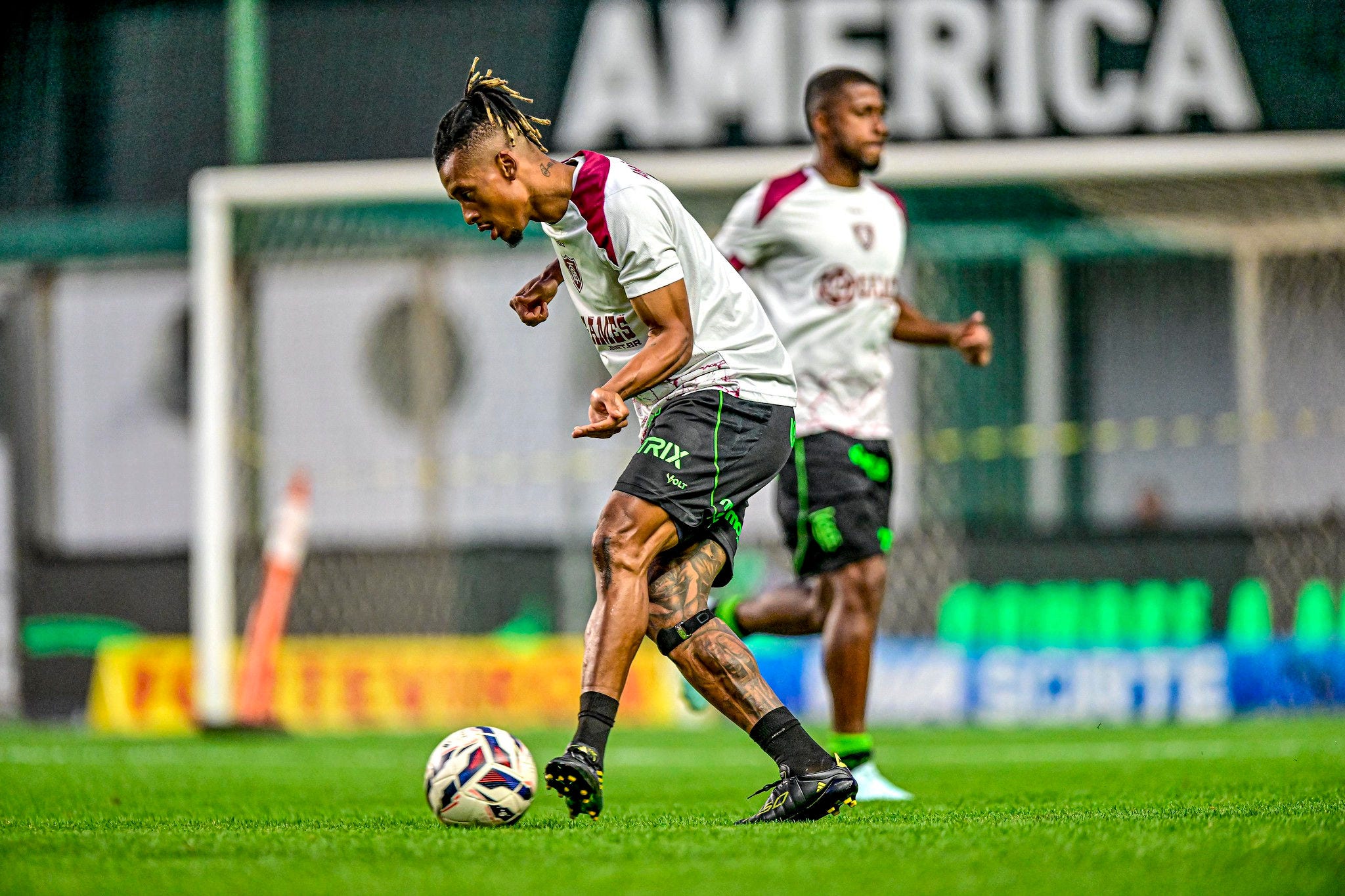 Dalbert durante o aquecimento antes da partida contra o Operário, no Independência