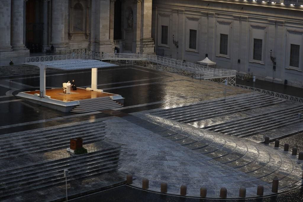 Papa Francisco reza solitário na praça São Pedro e abençoa o mundo em meio à pandemia de coronavírus