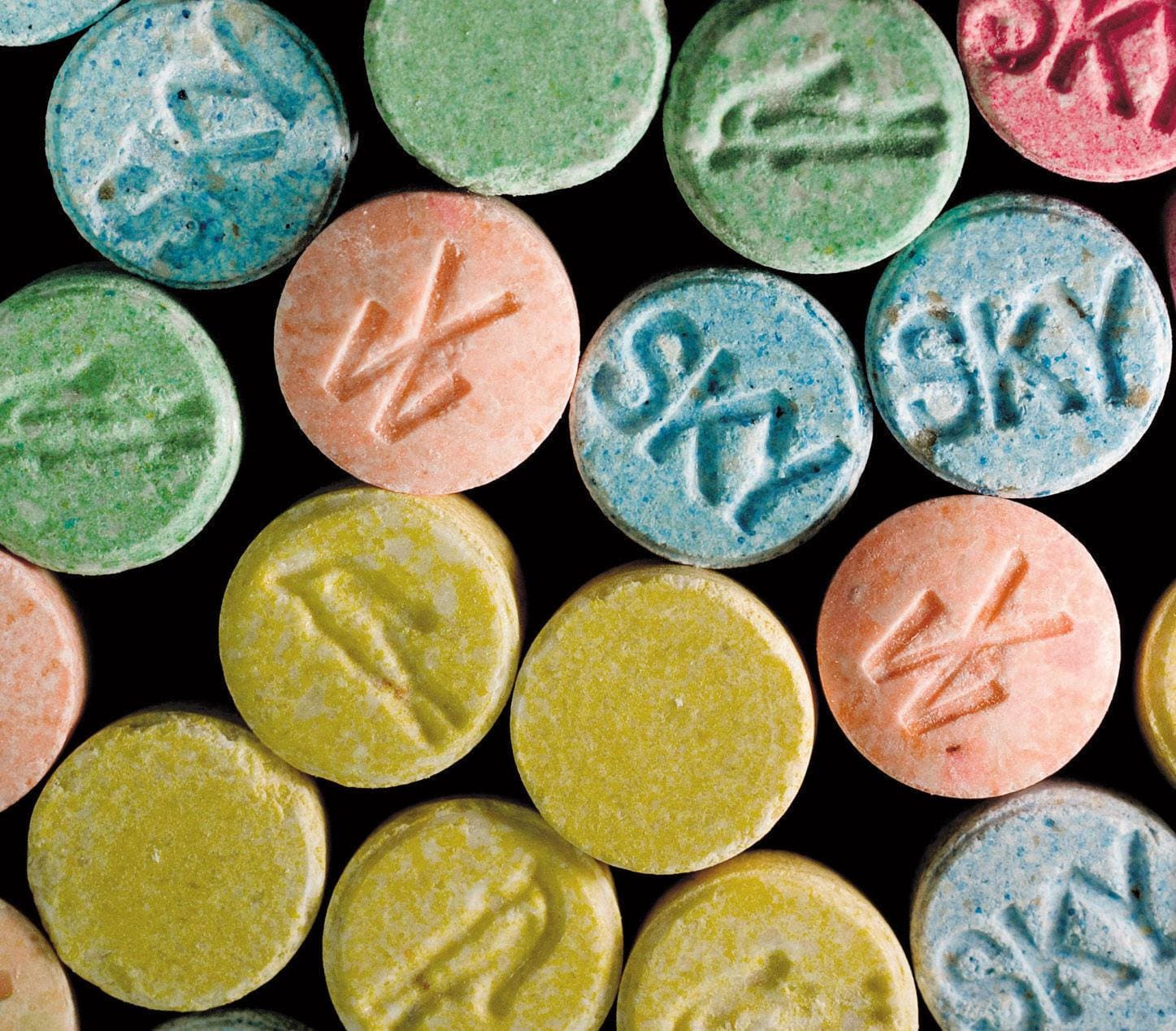 Ecstasy é conhecido por causar euforia, sensação de bem-estar e alterações sensoriais