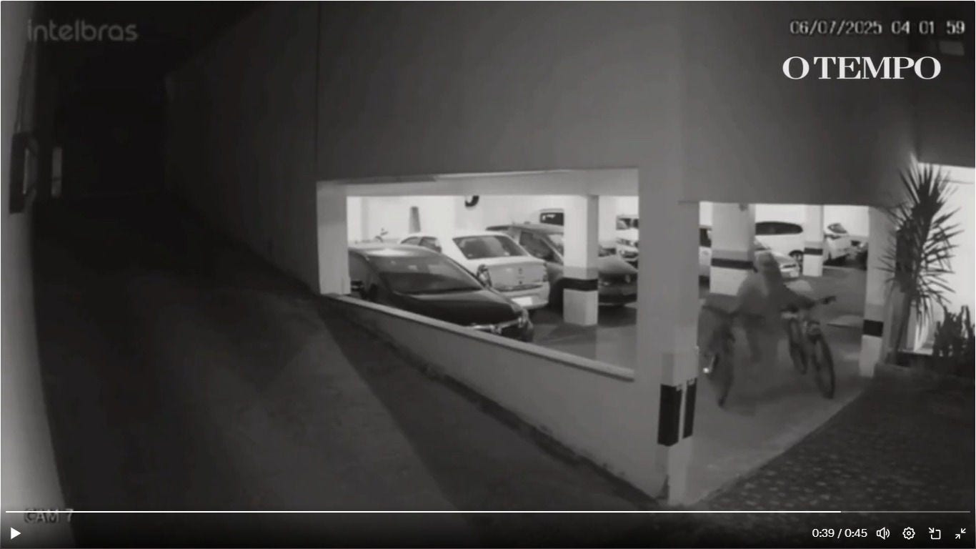 Vídeo mostra dupla furtando bicicletas 