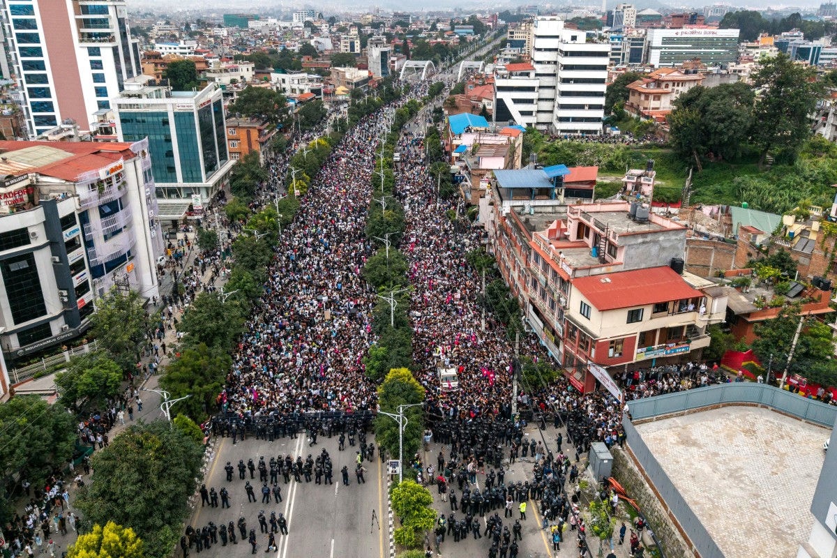 Uma vista aérea mostra manifestantes reunidos em frente ao Parlamento do Nepal durante um protesto em Katmandu