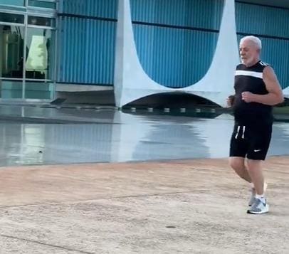 O presidente Lula tem usado as redes sociais para mostrar um pouco mais da sua rotina fora das dependências do Palácio do Planalto, que é a sede do Poder Executivo