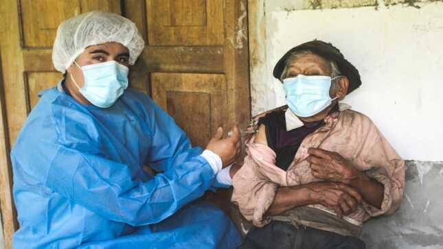 Homem de 121 anos é vacinado contra a Covid-19 no Peru