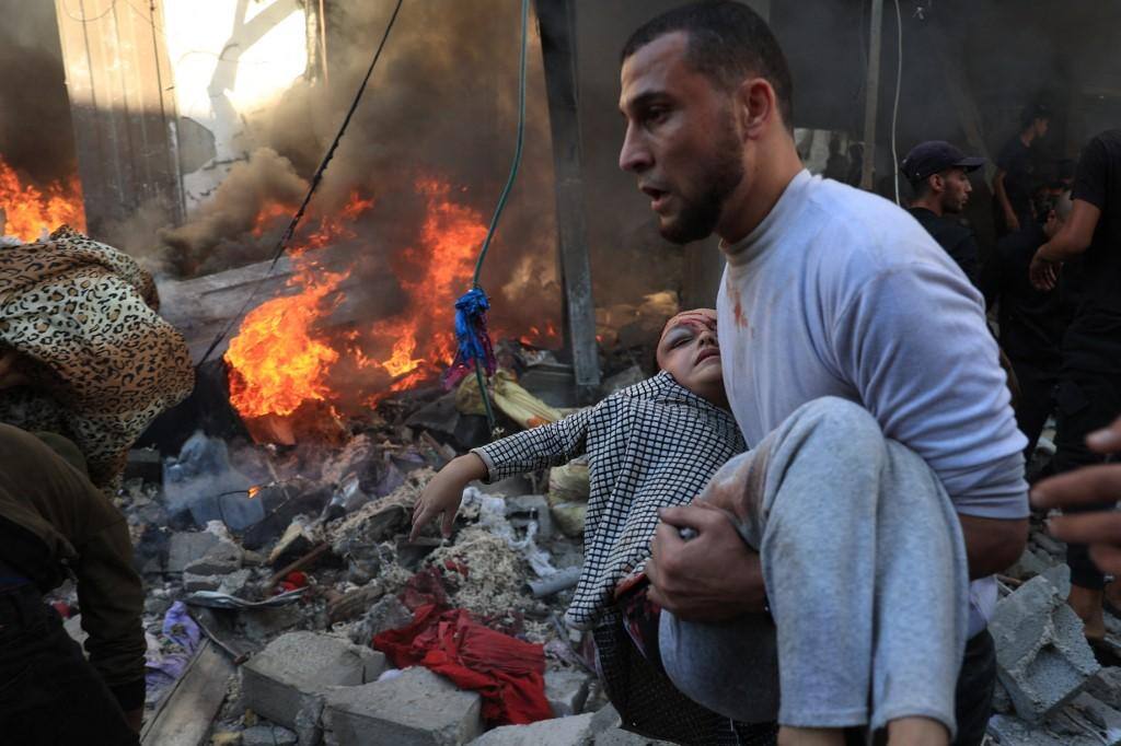 Homem carrega menina ferida em bombardeio em Rafah, no Sul de Gaza Homem carrega menina ferida em bombardeio em Rafah, no Sul de Gaza