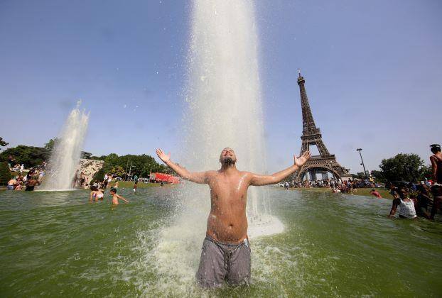 Em Paris, os habitantes buscaram as fontes espalhadas pela cidade, já que não se pode banhar no rio Sena