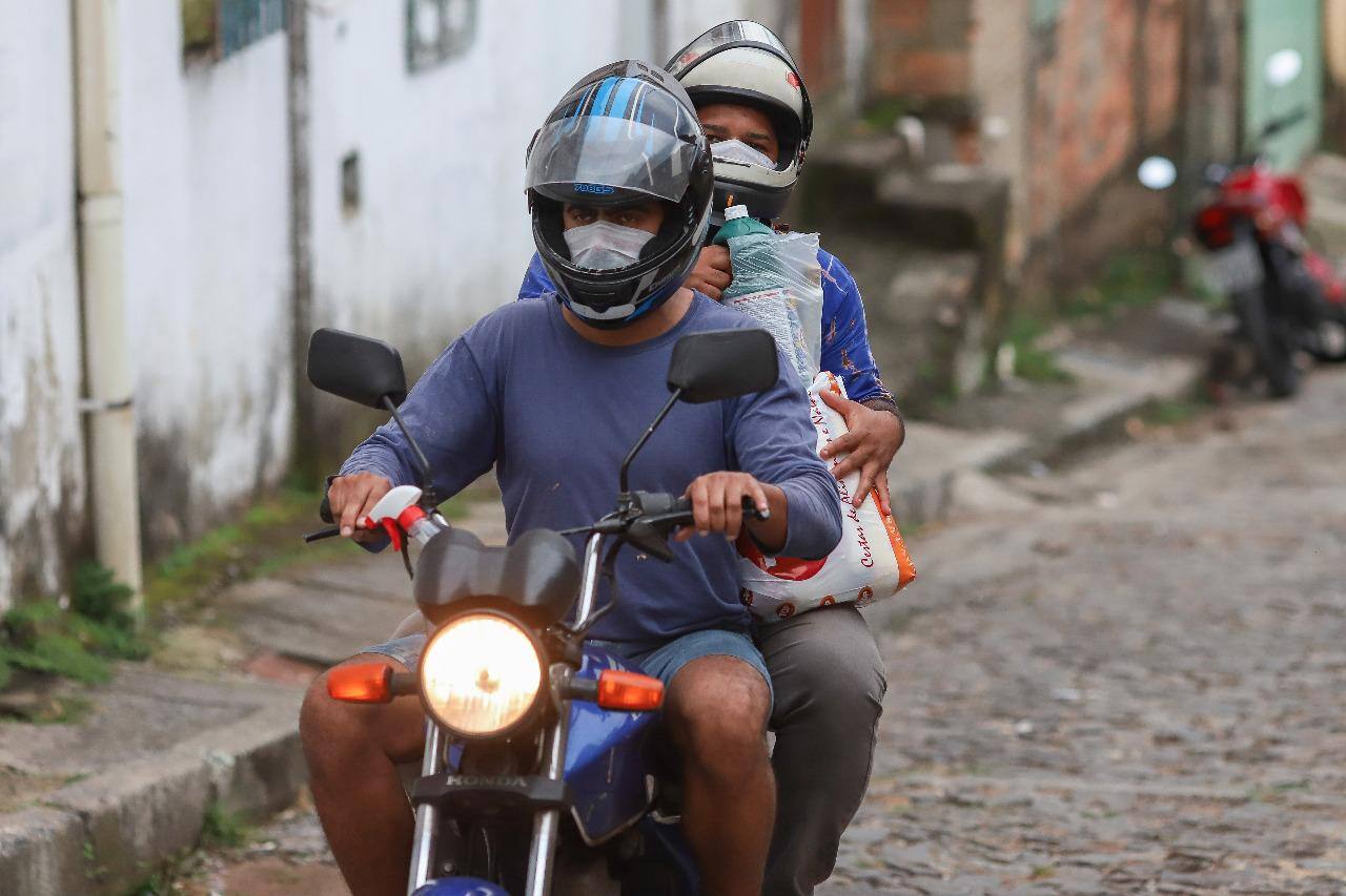 O recomendado é que para em veículos com mais de uma pessoa, todos usem máscaras