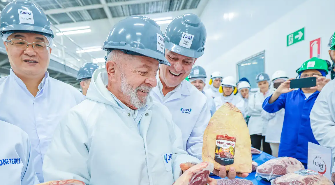 O presidente Lula durante visita à fábrica da JBS, em Campo Grande (MS)