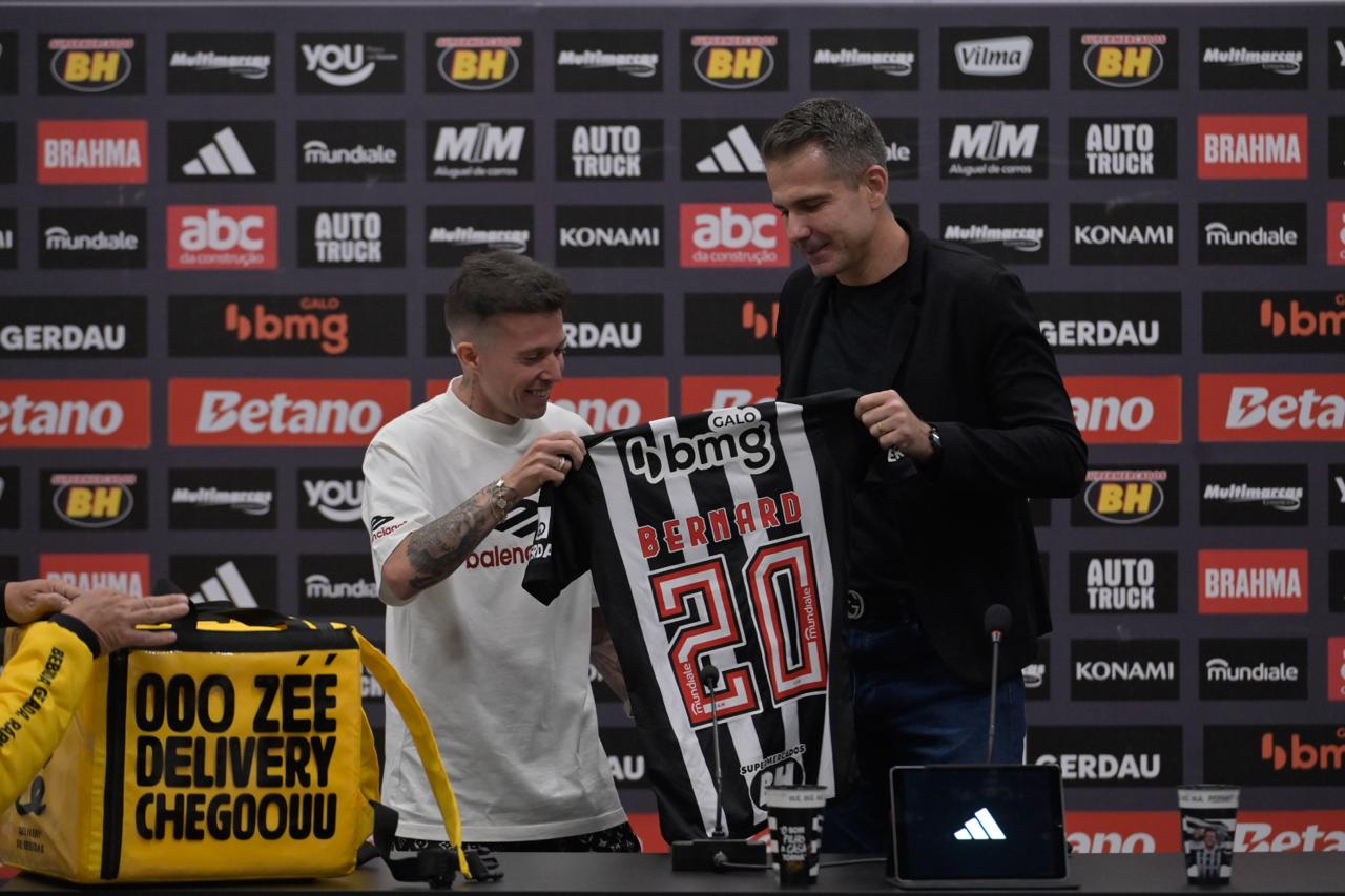Bernard recebe a camisa 20 do diretor de futebol Victor Bagy 