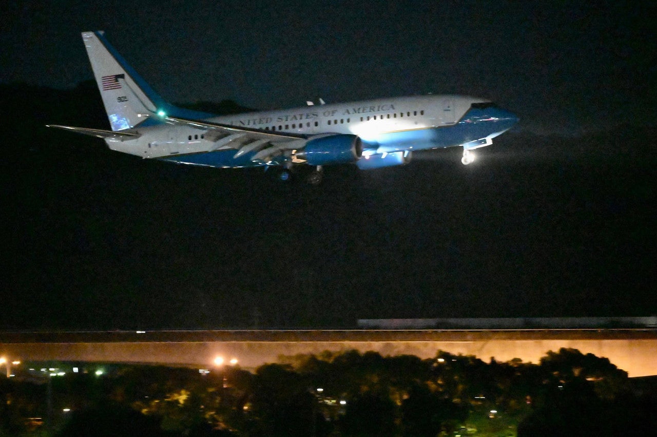 Momento em que a aeronave militar dos EUA com a presidente da Câmara dos EUA Nancy Pelosi a bordo se preparava para pousar no aeroporto Songshan em Taipei