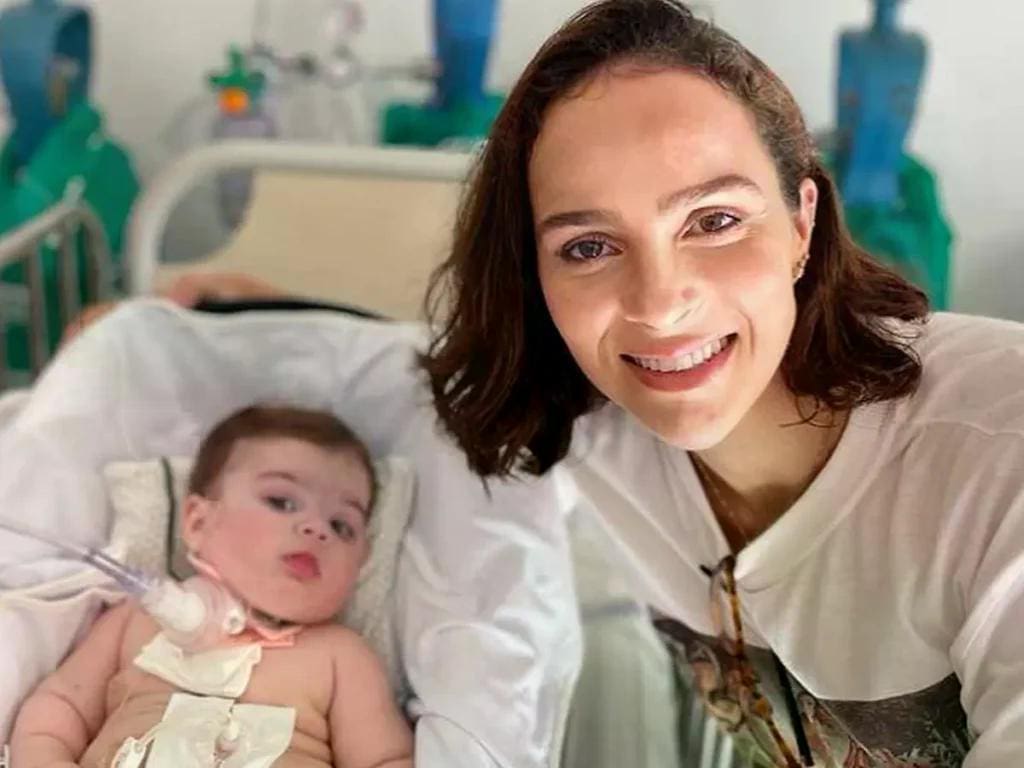 Após revelar que a filha está doente, Letícia Cazarré exibe clique da pequena na web