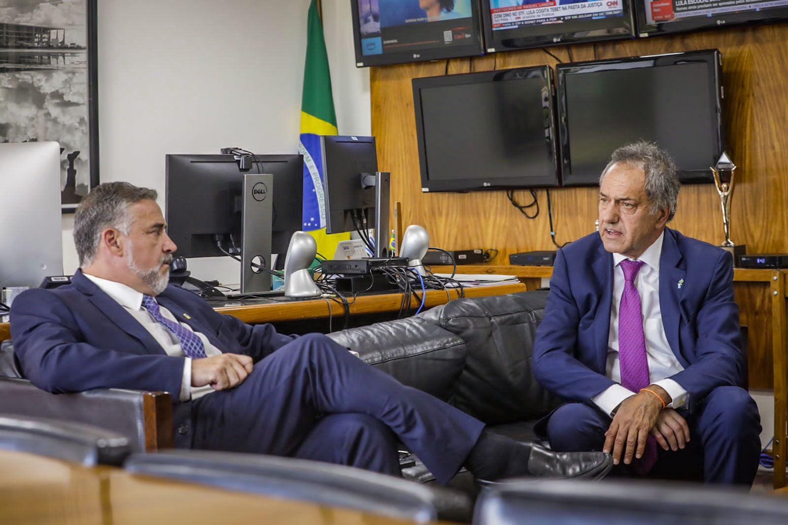 O ministro da Secretaria de Comunicação Social (Secom), Paulo Pimenta, e o embaixador da Argentina no Brasil, Daniel Scioli