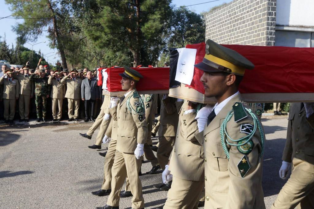 Enterro de soldados mortos na Síria