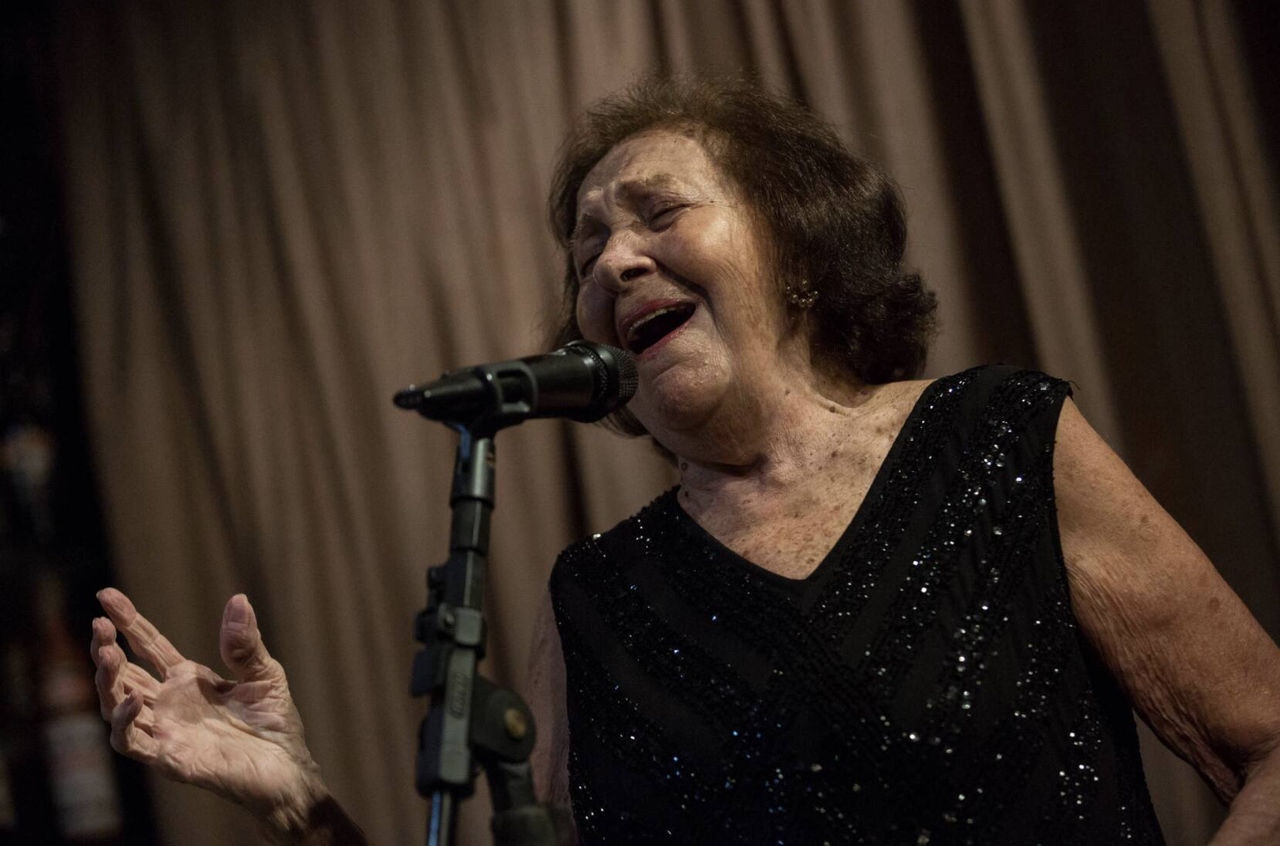 A cantora e compositora brasileira de 91 anos, Helena de Lima em show em cobertura de hotel no Leblon