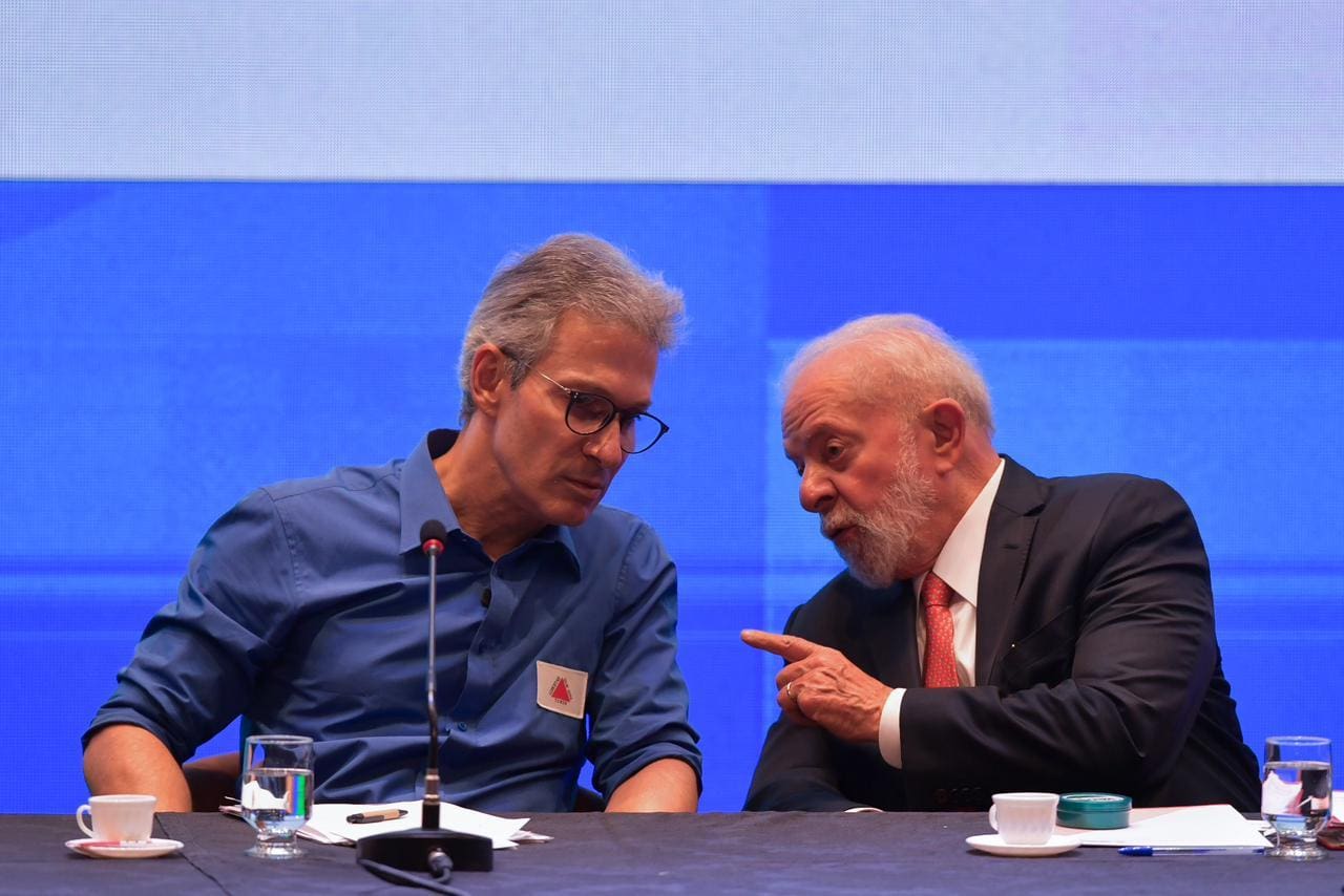Zema conversa com Lula durante evento