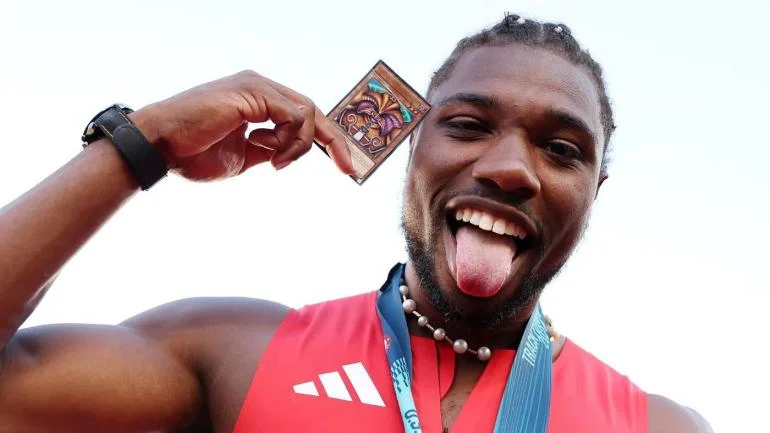 Atletica olimpico Noah Lyles exibir cartas de  Yu-Gi-Oh! antes de corrida dos 100m rasos